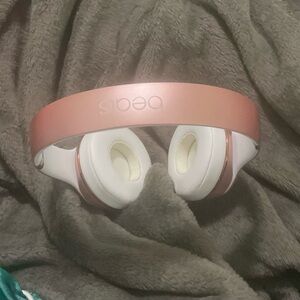 Pink and white Beats headphones #BeatsHeadphones